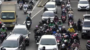 Jakarta, Endonezya-12 Haziran 2022: Kampung Melayu, Jalan Kazablanka Kuningan, Güney Jakarta üzerinde trafik sıkışıklığı