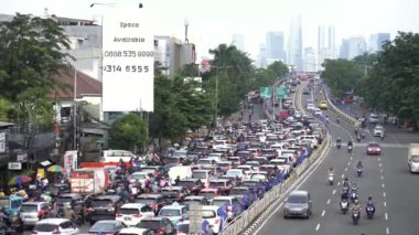 Jakarta, Endonezya-12 Haziran 2022: Kampung Melayu, Jalan Kazablanka Kuningan, Güney Jakarta üzerinde trafik sıkışıklığı