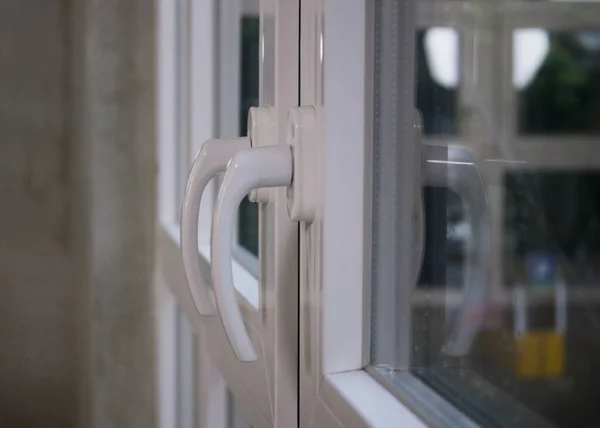 Beyaz minimalist kapı kolu. Kapı kolu