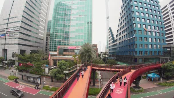 Jacarta Indonésia Julho 2022 Pessoas Câmera Lenta Atravessando Ponte Pedonal — Vídeo de Stock
