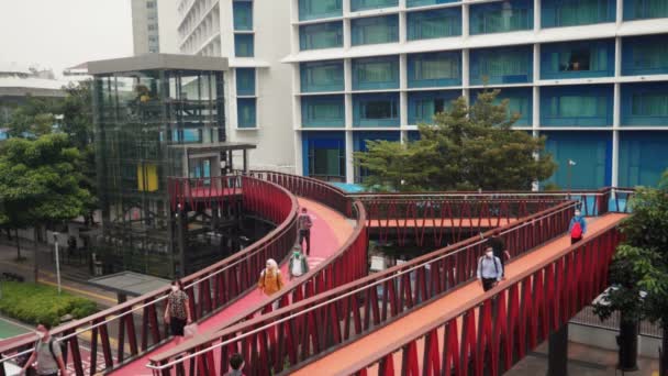 Jakarta Indonesien Juli 2022 Zeitlupenmenschen Überqueren Die Pinisi Fußgängerbrücke Setiabudi — Stockvideo
