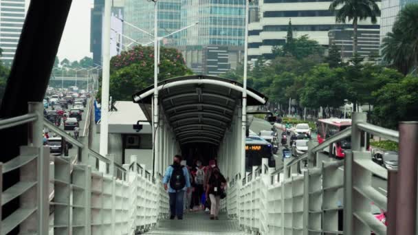 Jakarta Indonésie Juillet 2022 Des Personnes Ralenti Traversent Passerelle Piétonne — Video