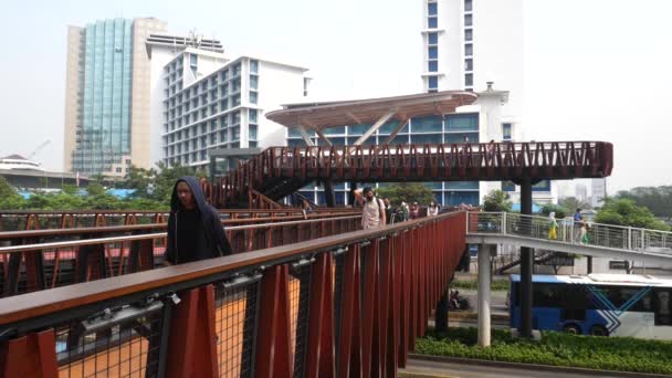 Jacarta Indonésia Julho 2022 Pessoas Câmera Lenta Atravessando Ponte Pedonal — Vídeo de Stock