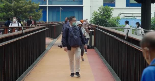 Jakarta Indonesia July 2022 People Cross Pinisi Pedestrian Bridge Setiabudi — Stockvideo