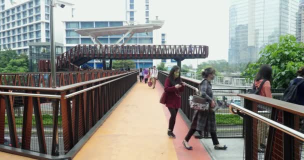 Jacarta Indonésia Julho 2022 Pessoas Atravessam Ponte Pedonal Pinisi Setiabudi — Vídeo de Stock
