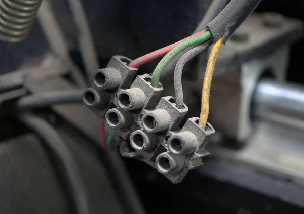 Electrical cable connection terminal block