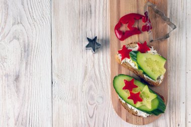 Yıldızlar ve Noel ağaçları şeklinde sebzeli sandviçler.