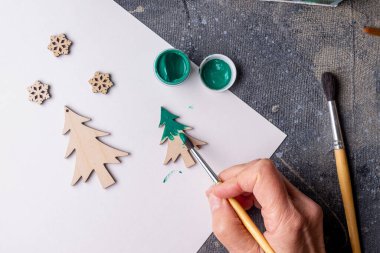 Noel ağacı için tahta oyuncaklar boyama işlemi