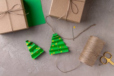 Çevre dostu kağıt Noel hediyeleri yapma süreci