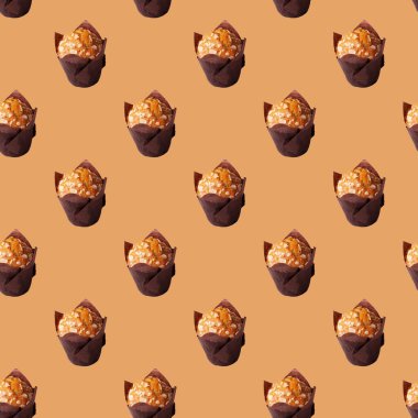 Bej arka planda badem desenli muffinler