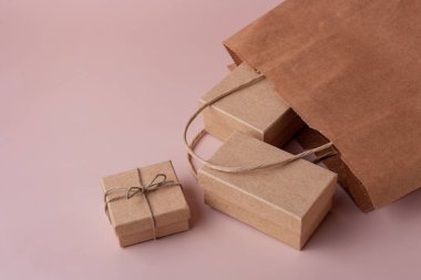 Eko kutular ve hediyeler için paketleme pembe bir arka plan üzerinde metin boks günü için