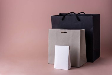 Pembe arka plan boks gününde hediye paketleri