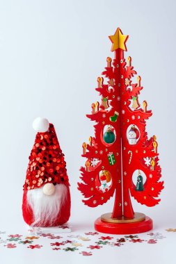 Tahta Noel ağacı, beyaz arka planda Noel Baba konfetisi