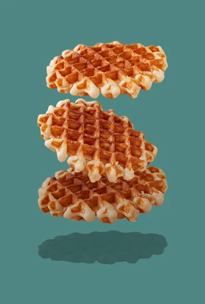 Wafels Met Schaduw Turquoise Achtergrond Vliegend Voedsel — Stockfoto