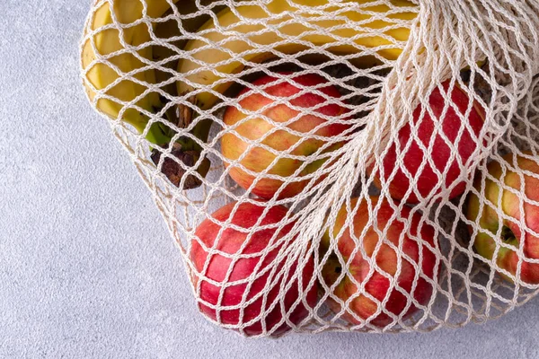 Nákupní Taška Ekologického Materiálu Banány Jablky Šedém Pozadí — Stock fotografie