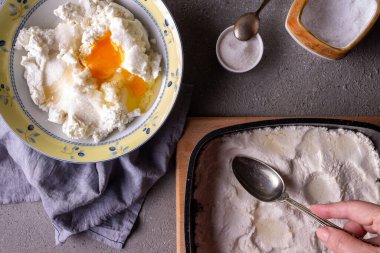Kare tavada evde cheesecake yapmak.