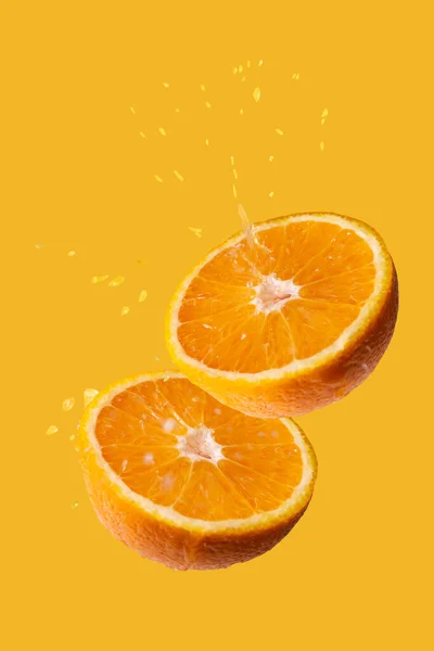 Plasterki Pomarańczy Kroplami Soku Żółtym Tle — Zdjęcie stockowe