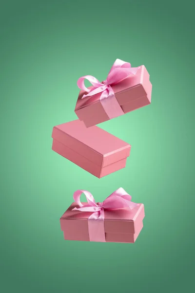 Cajas Regalo Rosadas Vuelan Sobre Fondo Verde —  Fotos de Stock