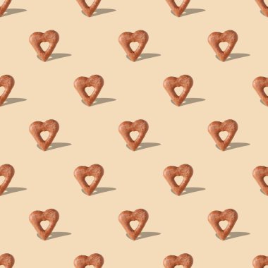 Kalp şeklinde zencefilli ekmek, arka planda gölgesi var.