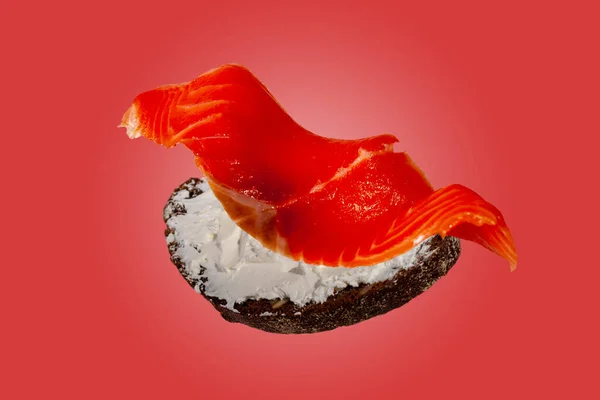 Sándwich Volador Con Trucha Salada Queso Sobre Fondo Rojo Fotos De Stock