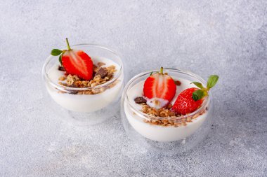 iki cam bardak müsli, kefir, çilek