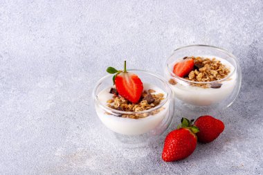 iki bardak müsli, yoğurt, çikolata, taze çilek, fotokopi alanı