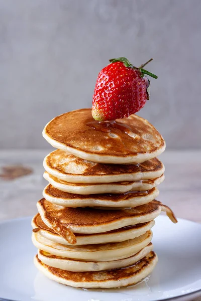 Setumpuk Pancake Dengan Madu Dan Stroberi Terletak Piring Dekat — Stok Foto