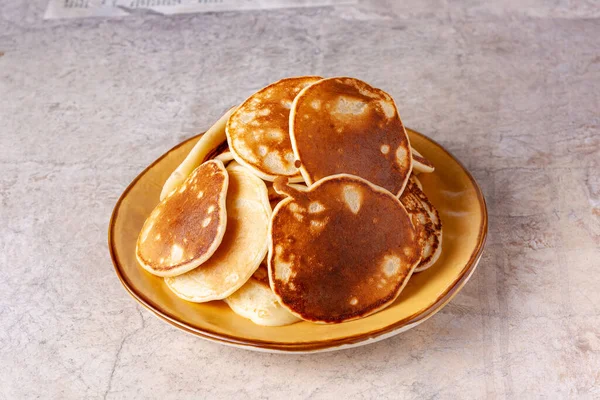 Pile Pancakes Lies Yellow Clay Plate Close — 图库照片