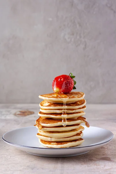 Tetes Madu Mengalir Turun Dari Stroberi Setumpuk Pancake Pada Latar — Stok Foto