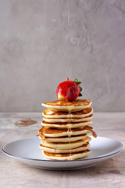 Setetes Tipis Madu Menuangkan Pada Stroberi Pada Tumpukan Pancake — Stok Foto