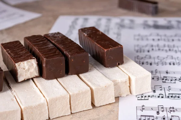 초콜릿 마시멜로가 피아노 키보드 선택적 스톡 사진