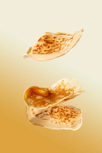 Tortitas Vuelan Sobre Fondo Amarillo —  Fotos de Stock