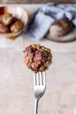 Hafif arka planda köftesi olan klasik çatal.