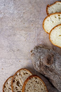 bej arkaplanda çeşitli ekmek türleri, metin için boşluk