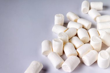 Beyaz arkaplana saçılmış beyaz lokum, yakın plan, seçici odaklanma