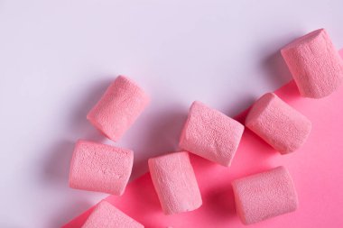 Pembe şekerleme beyaz kağıdın üzerinde, yakın plan.