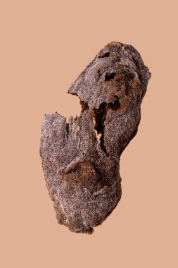 Bej arka planda çavdar ekmeği kırıntısı, izole