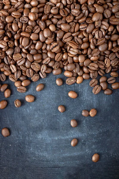 Ziarna Kawy Rozrzucone Szarym Tle Tło Żywności — Zdjęcie stockowe