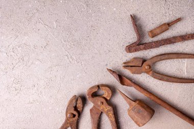 Paslı vintage marangozluk araçları, metin için boşluk