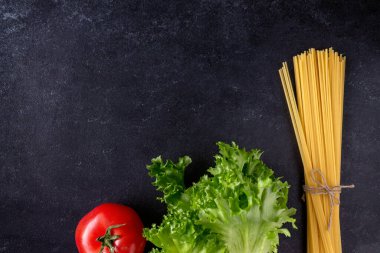 spagetti, marul, domates mavi arka planda, kopyalama alanı