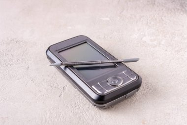 akıllı telefon ve stilus gri alçıda, seçici odak