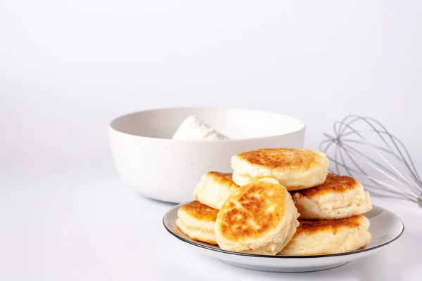 Keju Cottage Cheesecake Piring Keramik Putih Semangkuk Tepung Pada Latar — Stok Foto