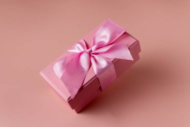 Bej arka planda pembe hediye kutusu