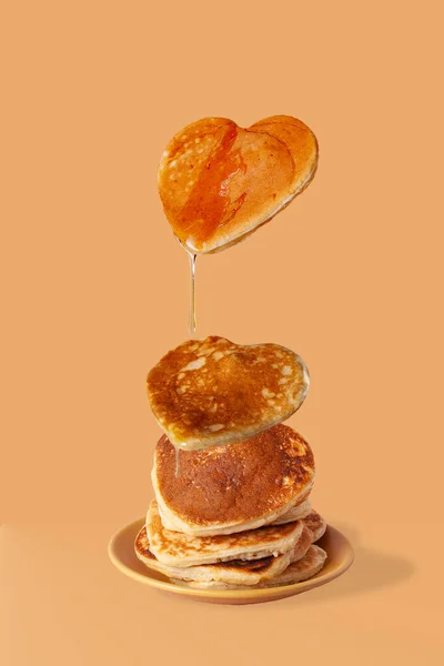 Herzförmige Pfannkuchen Mit Honigtropfen Auf Beigem Hintergrund — Stockfoto