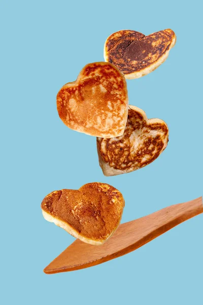 Tortitas Voladoras Forma Corazón Sobre Espátula Cocina Madera Sobre Fondo —  Fotos de Stock
