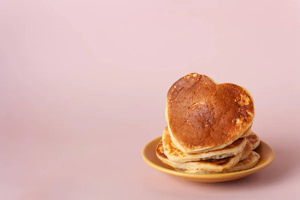 Herzförmige Pfannkuchen Liegen Einem Gelben Teller Auf Beigem Hintergrund Kopierraum — Stockfoto