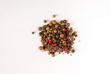 Beyaz arkaplandaki bir demet renkli karabiber, boşluğu kopyala