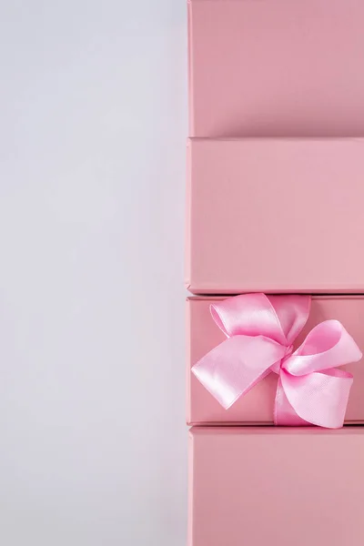 Cajas Regalo Color Rosa Con Cinta Satén Sobre Fondo Blanco Fotos De Stock Sin Royalties Gratis