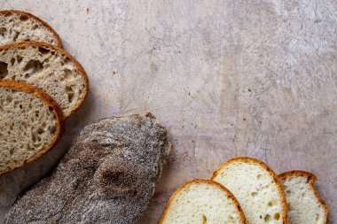 bej desenli arkaplanda farklı ekmek türleri, metin için boşluk