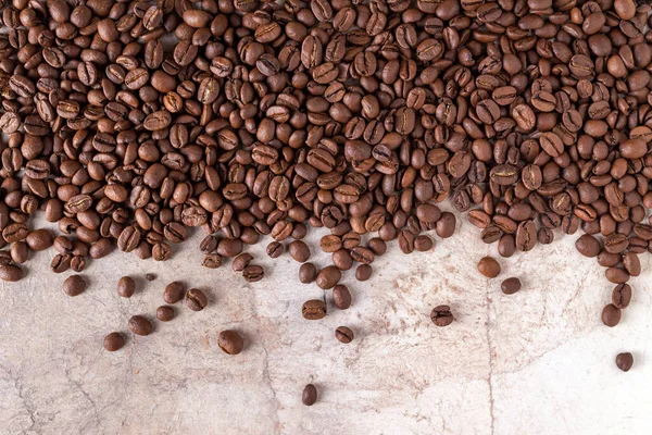 Ziarna Kawy Rozrzucone Beżowym Tle — Zdjęcie stockowe